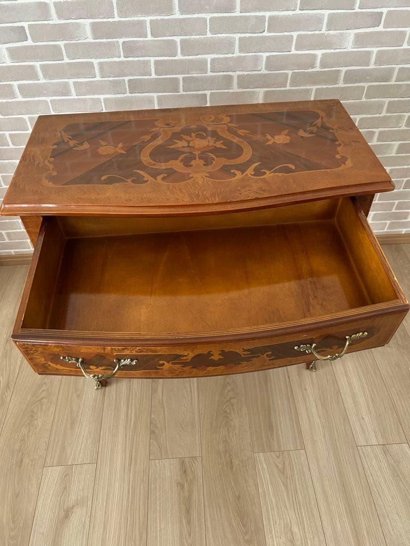 装飾的インレイの木製チェスト　W75.5xD39.5xH63.5cm