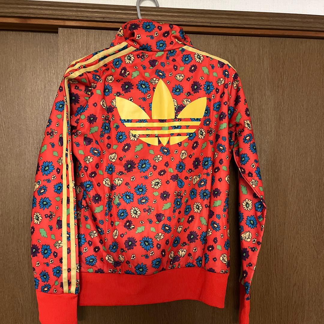 かくかくしかじか　着用　ロデオクラウン　アディダスコラボジャージ