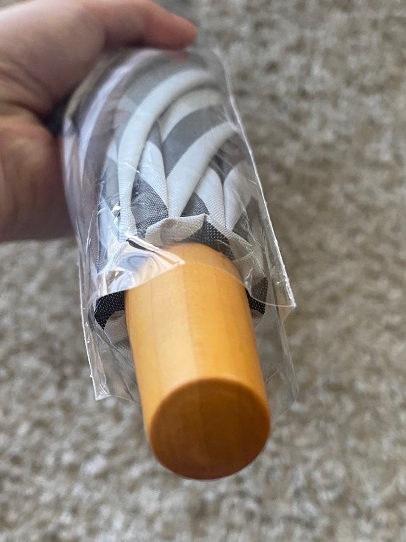 【新品】サンバリア100 折りたたみ日傘、グレー　２段折 フリル / ストライプ