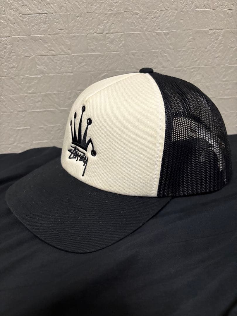 即完人気　 Stussy トラッカーキャップ ホワイト/ブラック