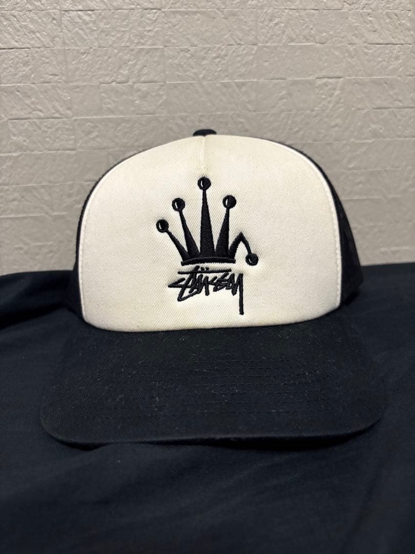 即完人気　 Stussy トラッカーキャップ ホワイト/ブラック