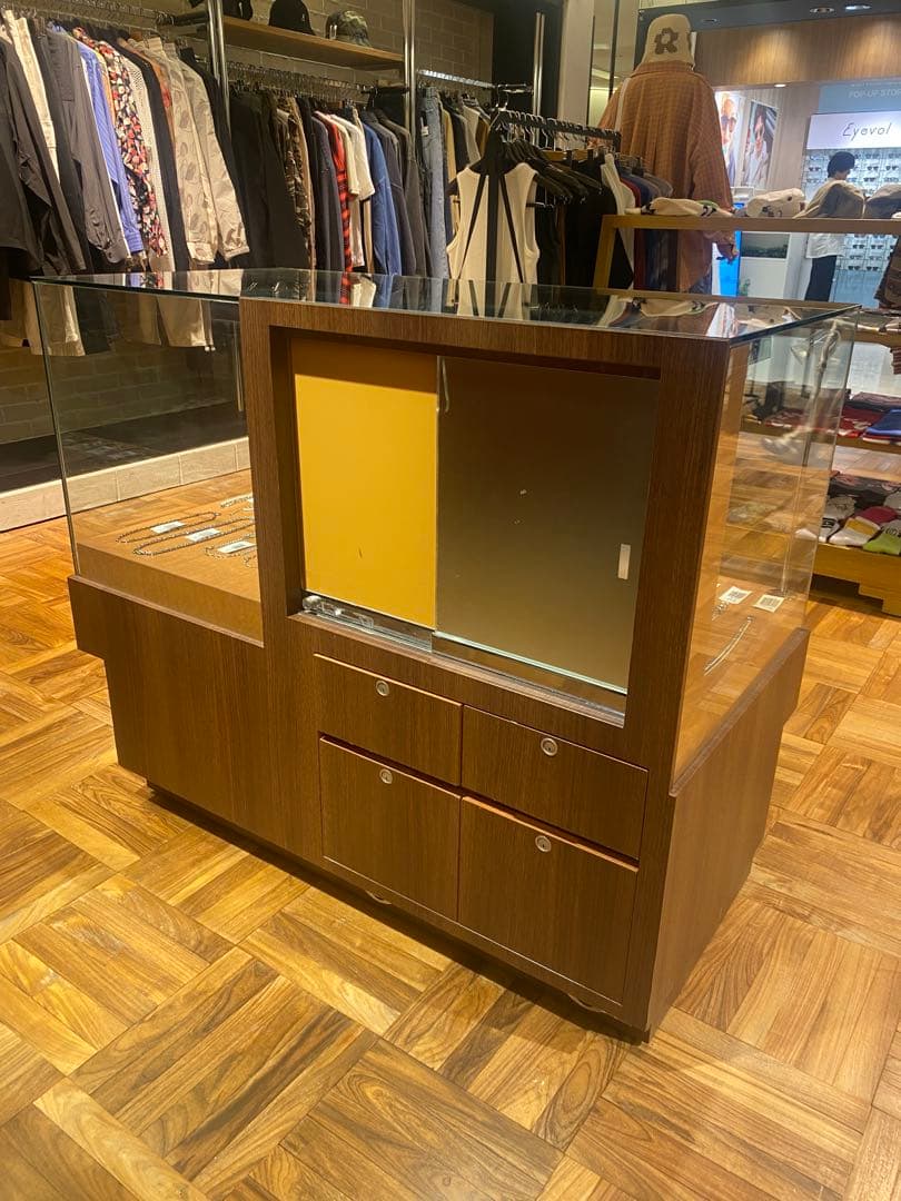 店舗で使用していたガラス什器2個セット