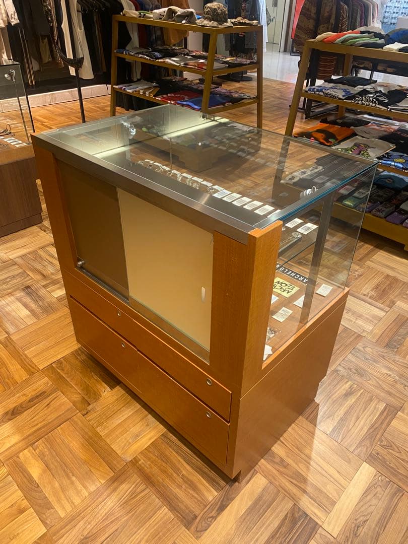 店舗で使用していたガラス什器2個セット