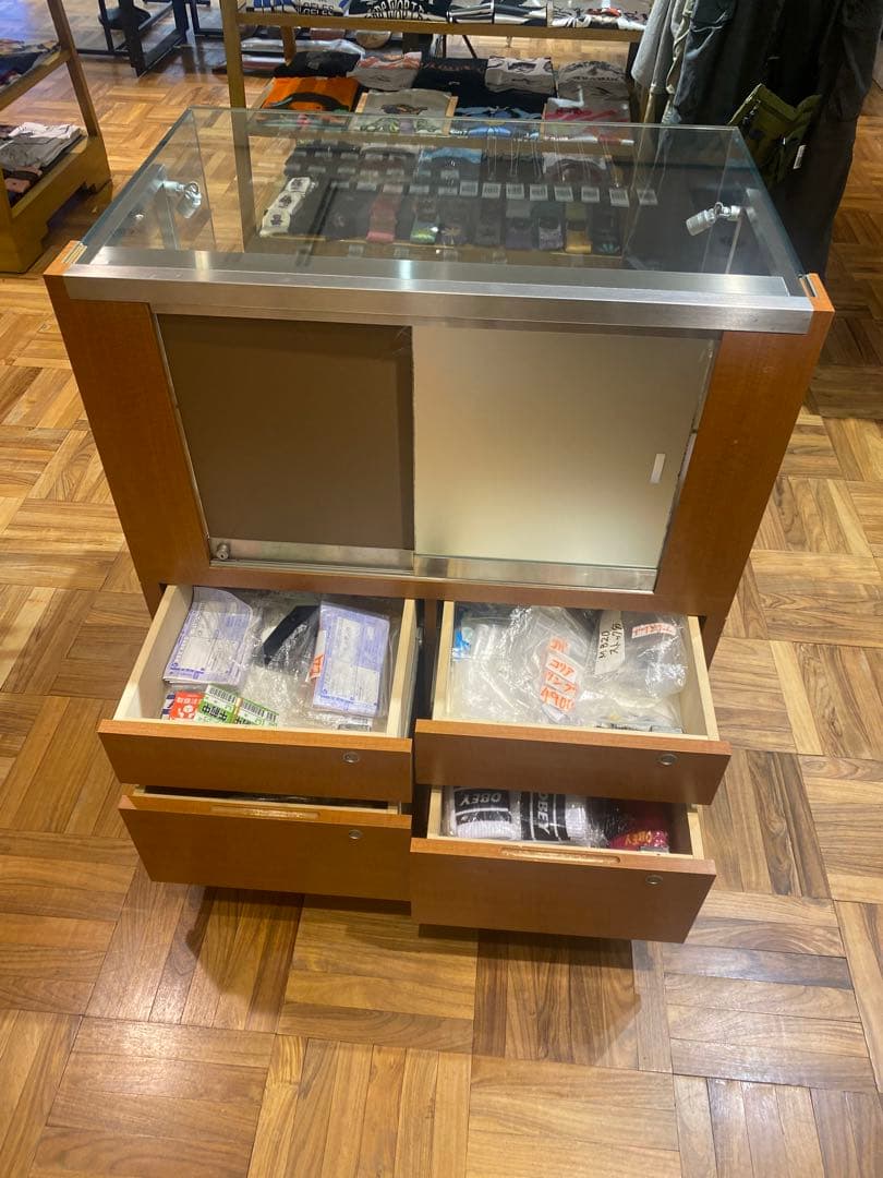 店舗で使用していたガラス什器2個セット