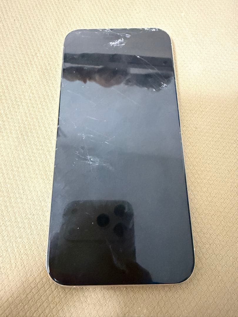 iPhone 15 pro max 本体 ひび割れあり