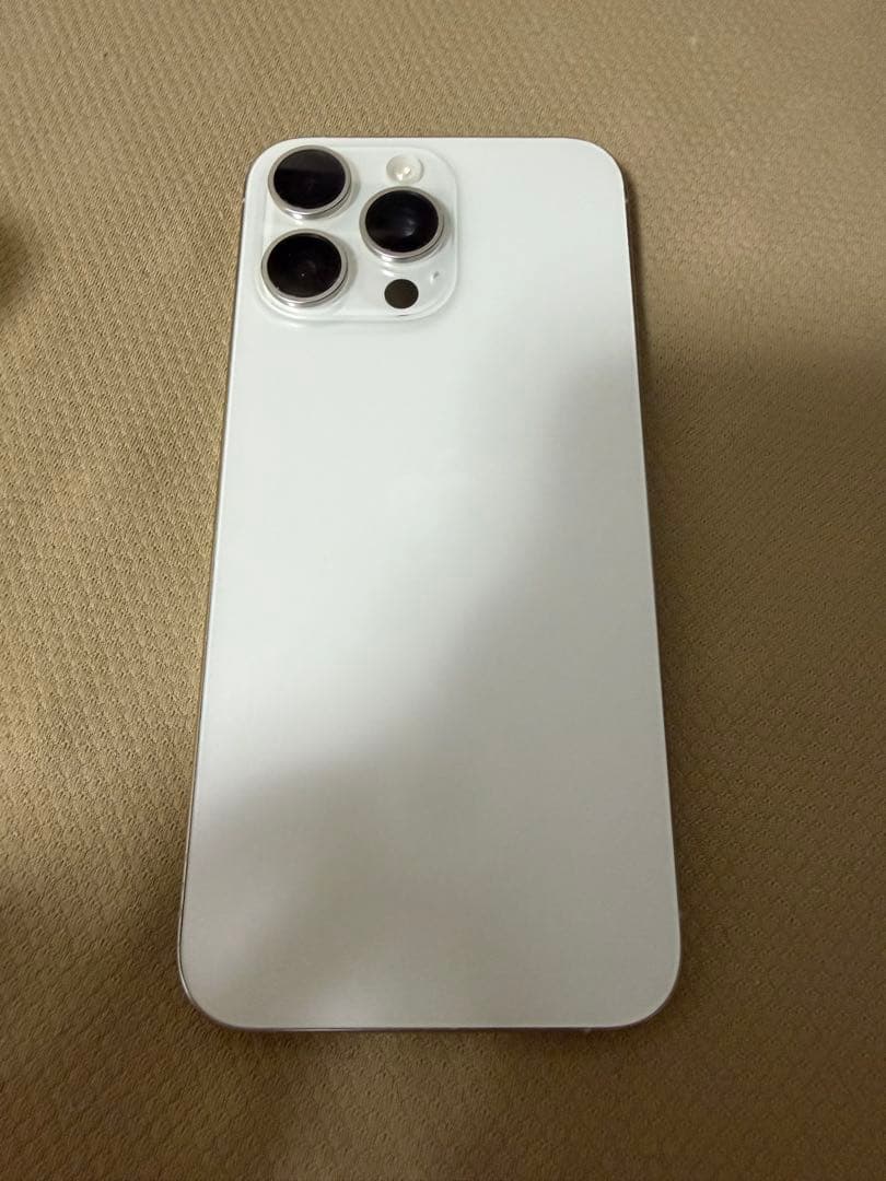 iPhone 15 pro max 本体 ひび割れあり