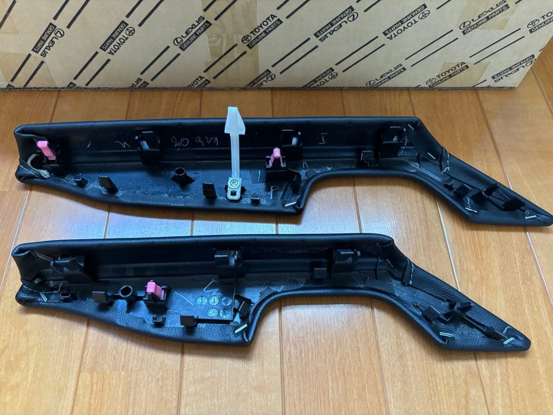 トヨタ ハイラックス アームレスト 海外トヨタ純正 レザー調 ステッチ入り