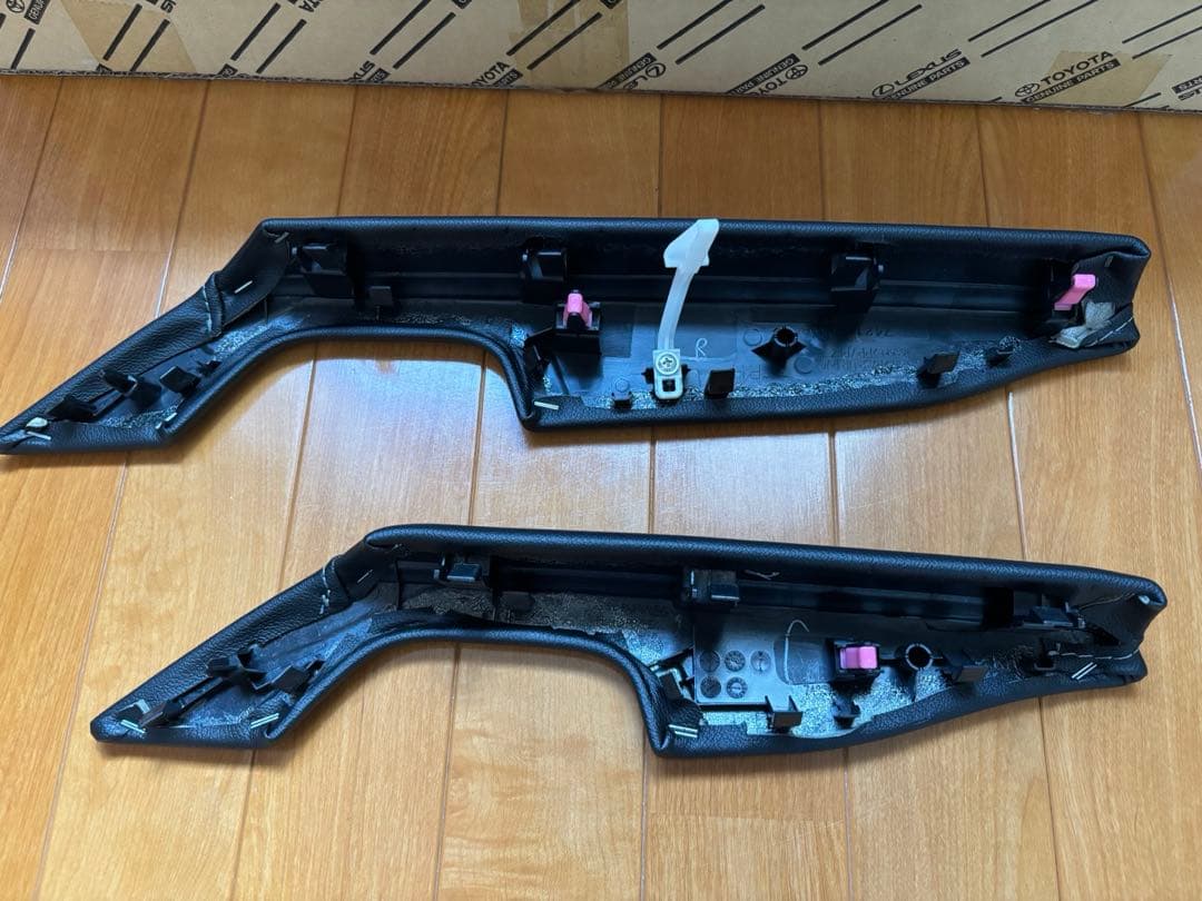 トヨタ ハイラックス アームレスト 海外トヨタ純正 レザー調 ステッチ入り