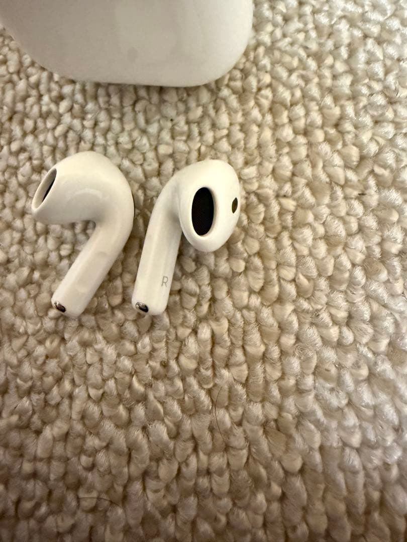 シラコウ【ほぼ新品】Apple AirPods 4 ANC搭載　本体 ホワ