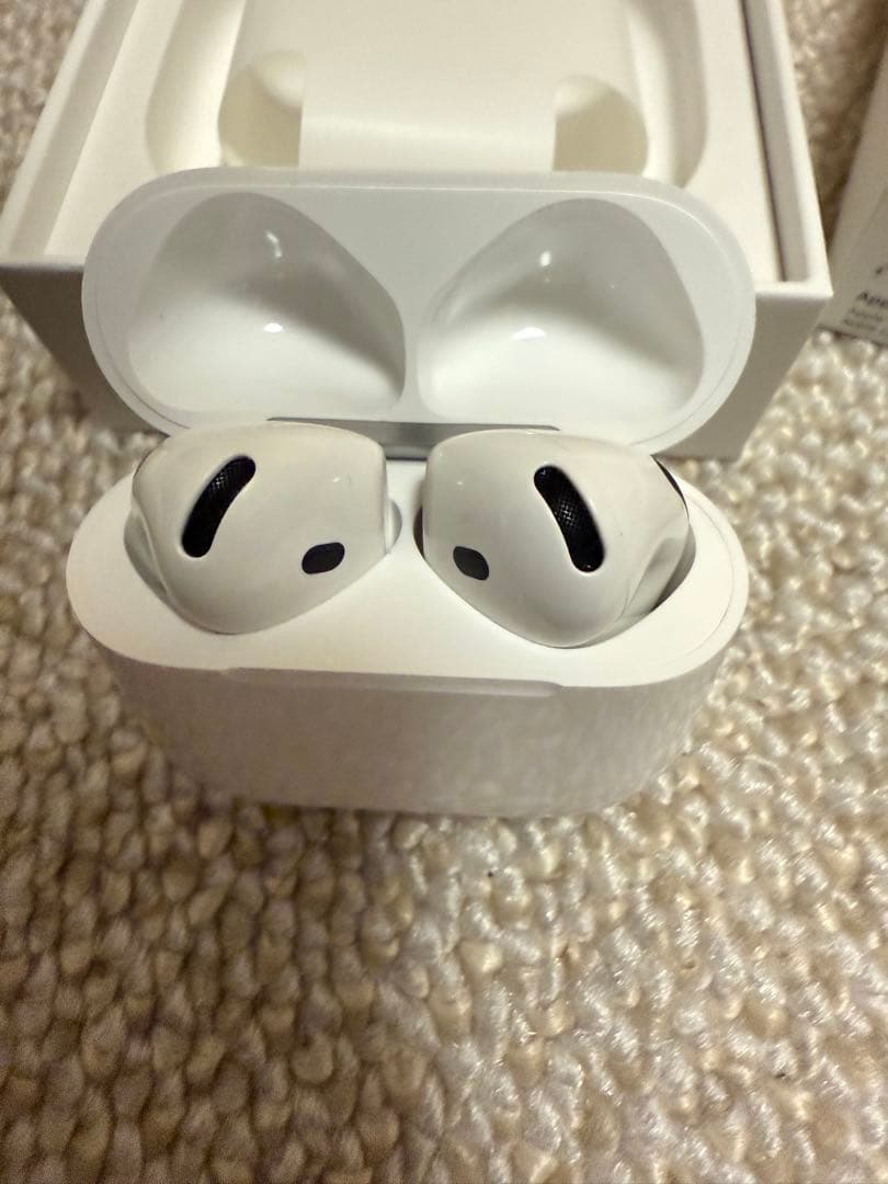シラコウ【ほぼ新品】Apple AirPods 4 ANC搭載　本体 ホワ