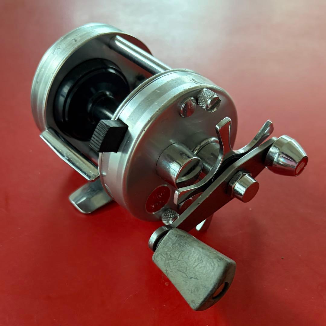 う*ゃ様 ABU2500C シルバー ベイトリール 金属製