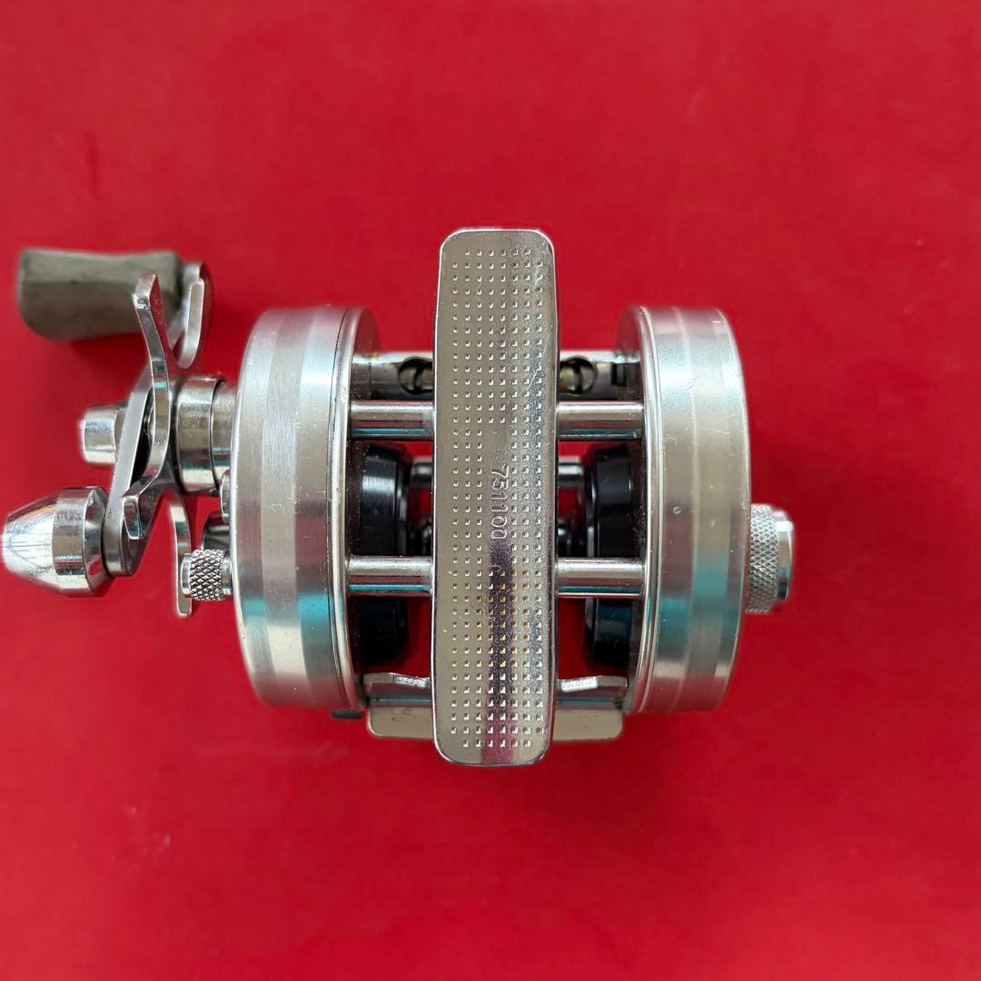 う*ゃ様 ABU2500C シルバー ベイトリール 金属製