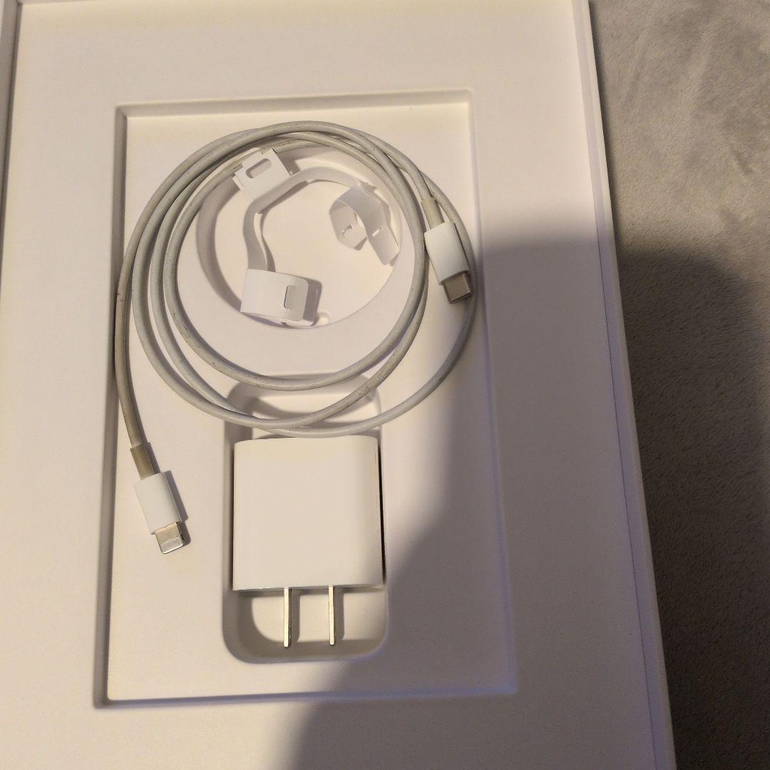 iPad 本体 ブラック WiFi　8世代 32G　ほぼ未使用