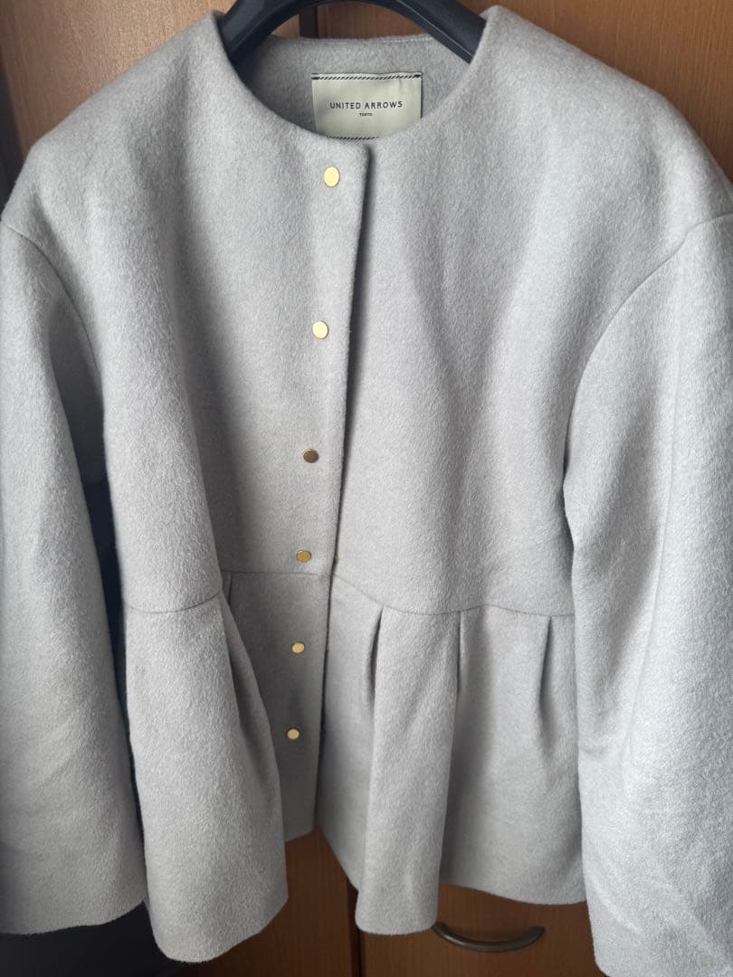 UNITED ARROWS ノーカラーペプラムショートコートライトグレー