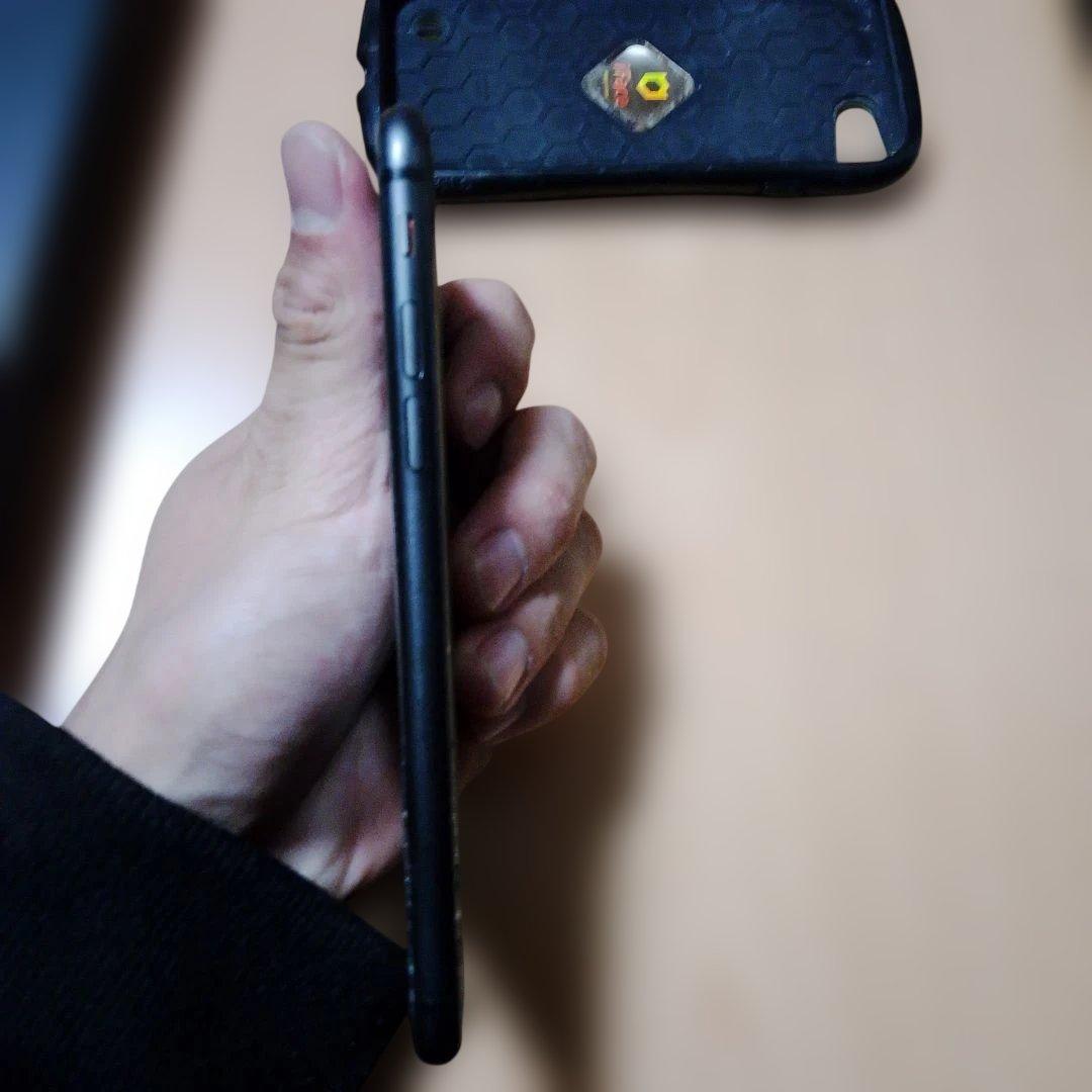 iPhone 8 黒 画面割れ ケース付き