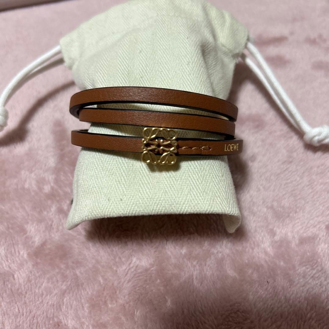 本日23時まで値下『美品』ロエベ　カーフスキンバングル　タン　M ブレスレット