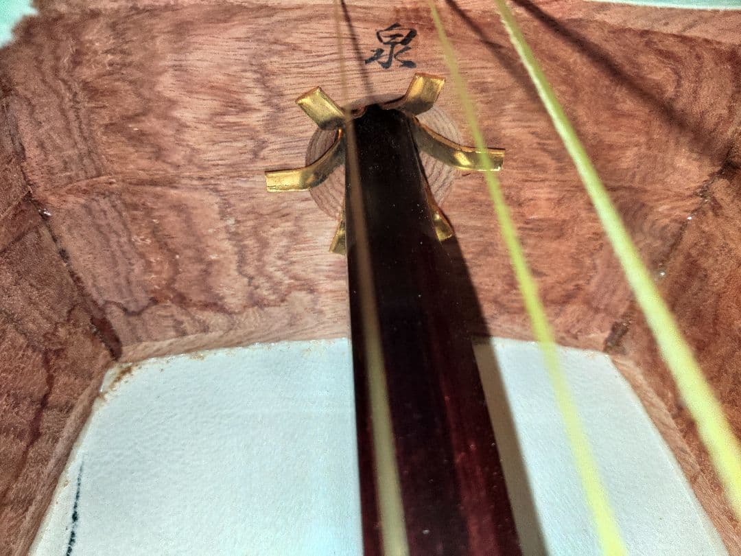 津軽三味線　太棹　東さわり　ハードケース　鍵付き【皮破れ】