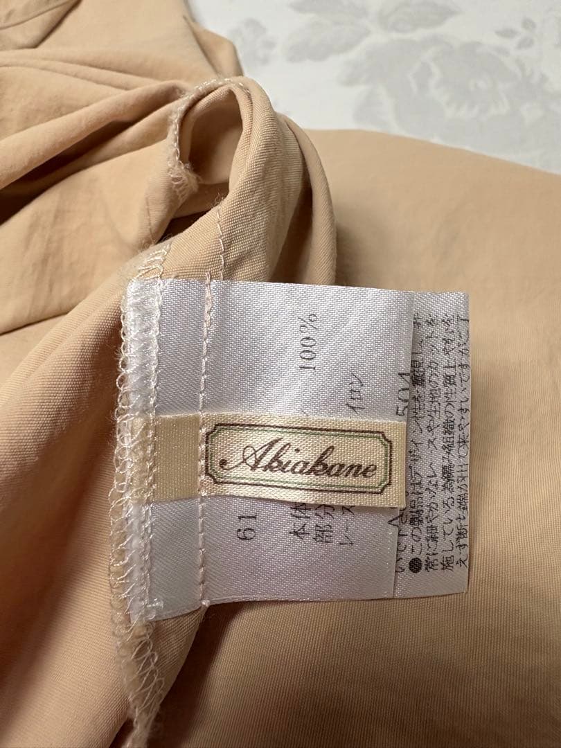 さえら　AKIAKANE レース装飾付きベージュ エプロン