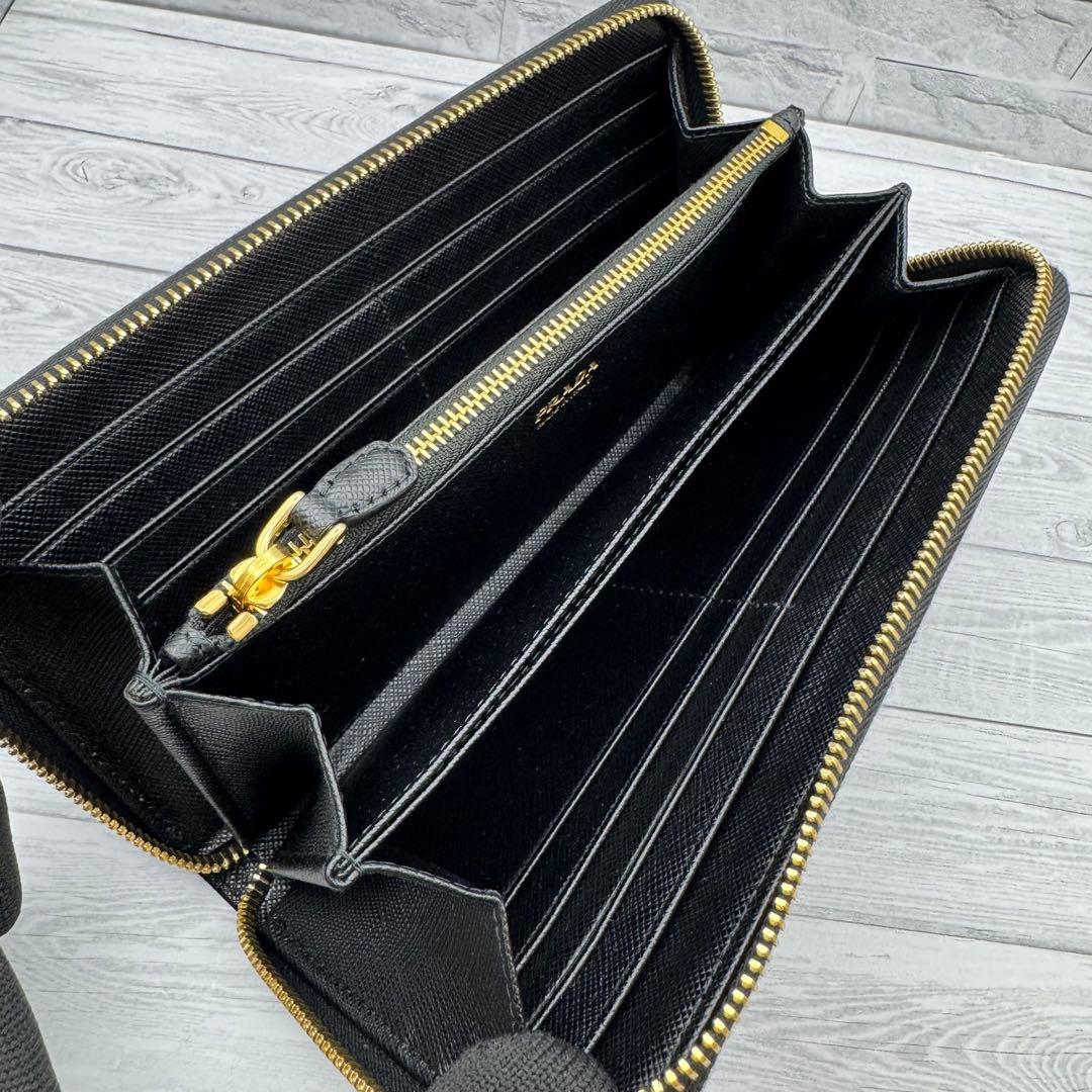 【未使用級】プラダ 長財布 サフィアーノトライアングル ラウンドジップ　ブラック