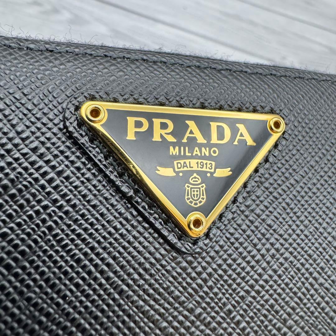 【未使用級】プラダ 長財布 サフィアーノトライアングル ラウンドジップ　ブラック