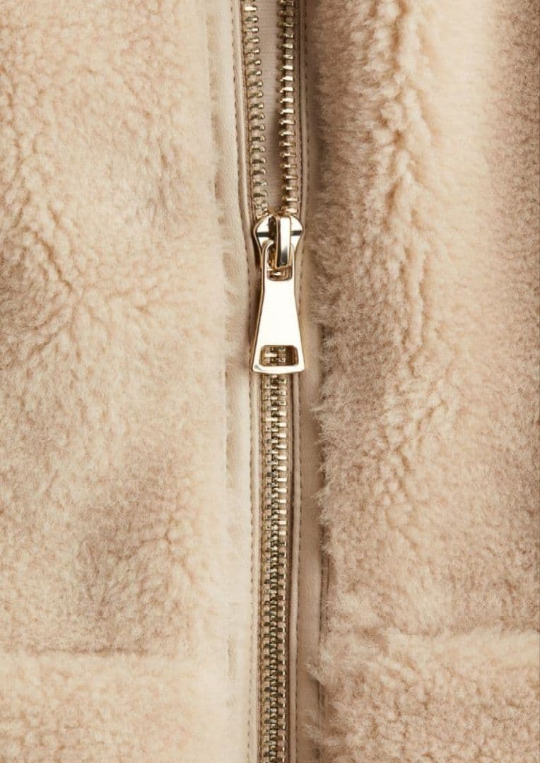 完売品【新品未使用•タグ付】　フーデッドボアベスト　ライトベージュ　XL