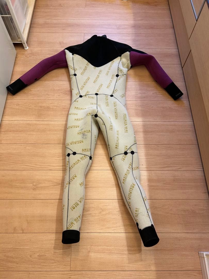 【新品同等！】定価77,000円！セミドライウェットスーツ Mサイズ