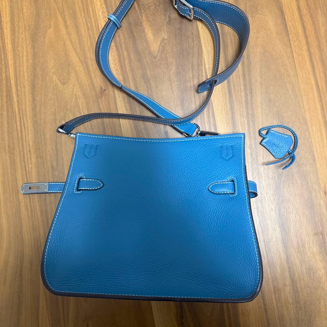 青いレザーショルダーバッグ 鍵付き