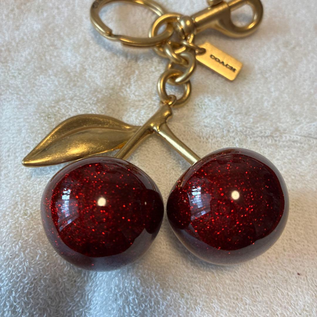 新品　コーチcoach チェリー バッグ チャーム　箱付き　税・送料込