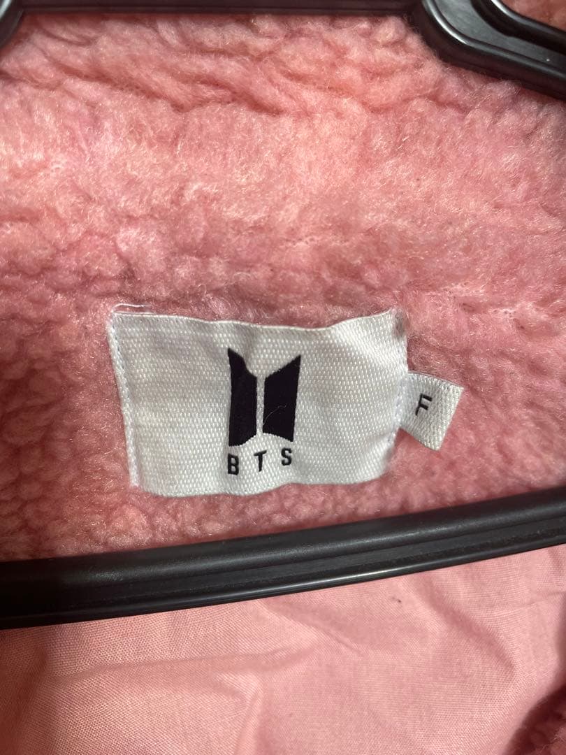 【Boy With Luv】ピンクボアジャケット