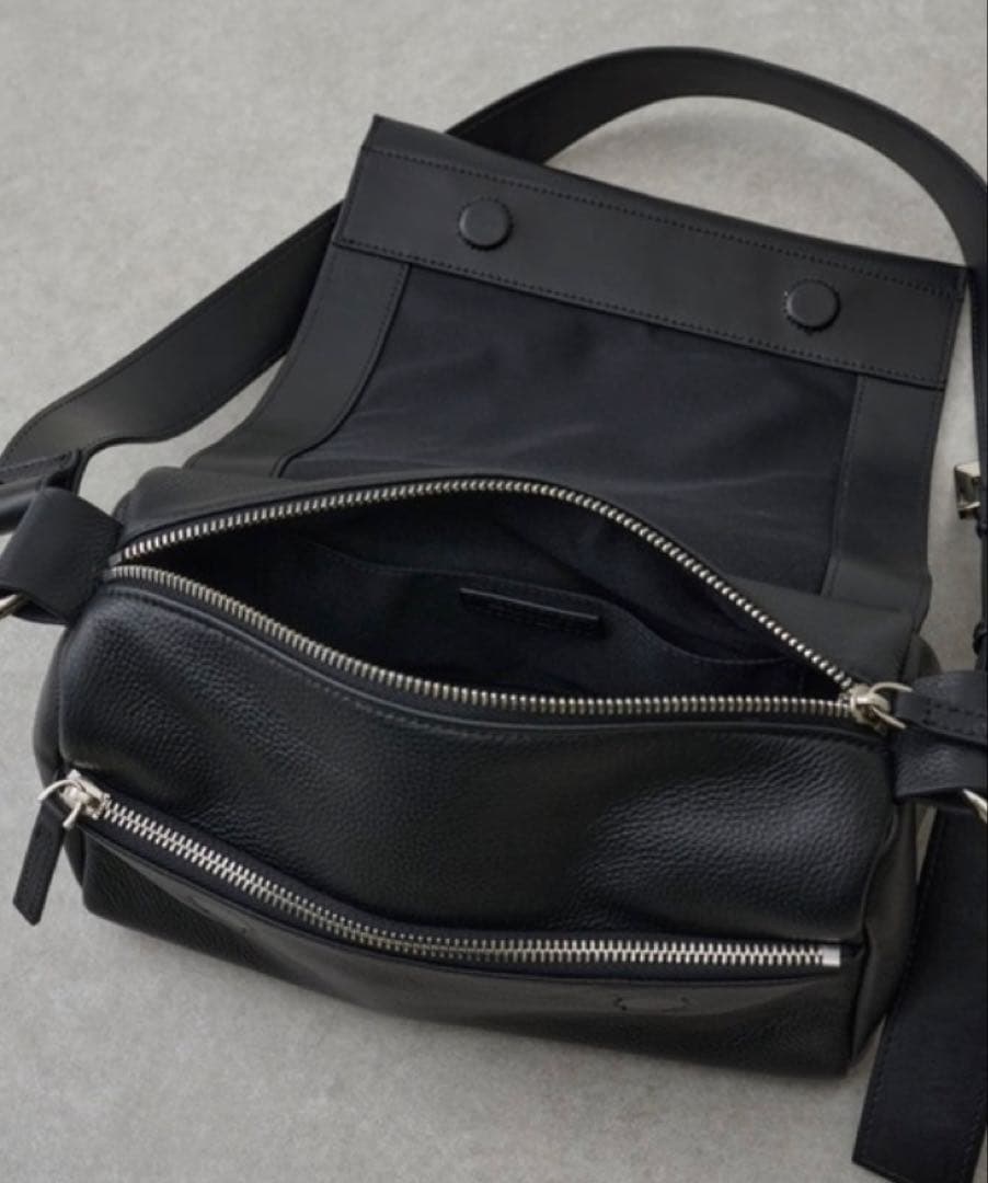 【新品、未使用】ビアズリー レザーボディバッグ　ブラック ショルダーバッグ