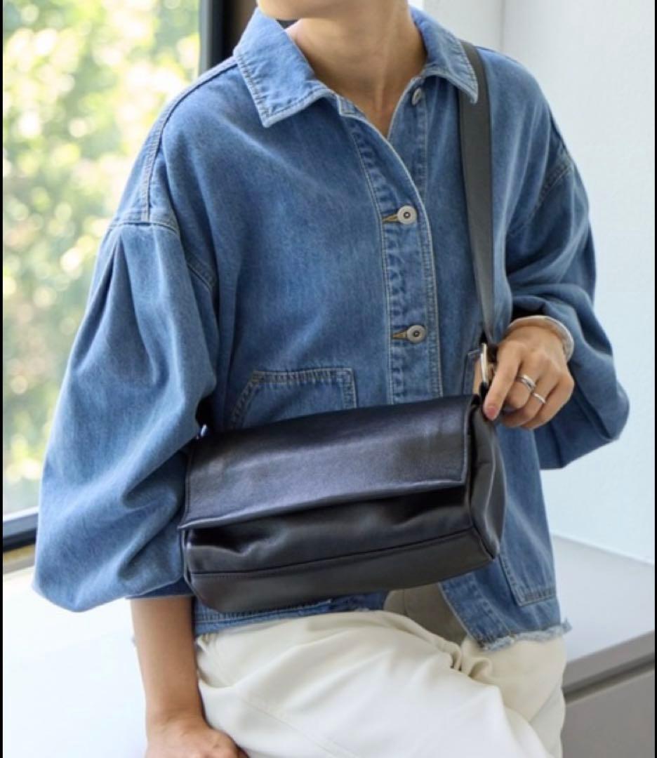 【新品、未使用】ビアズリー レザーボディバッグ　ブラック ショルダーバッグ