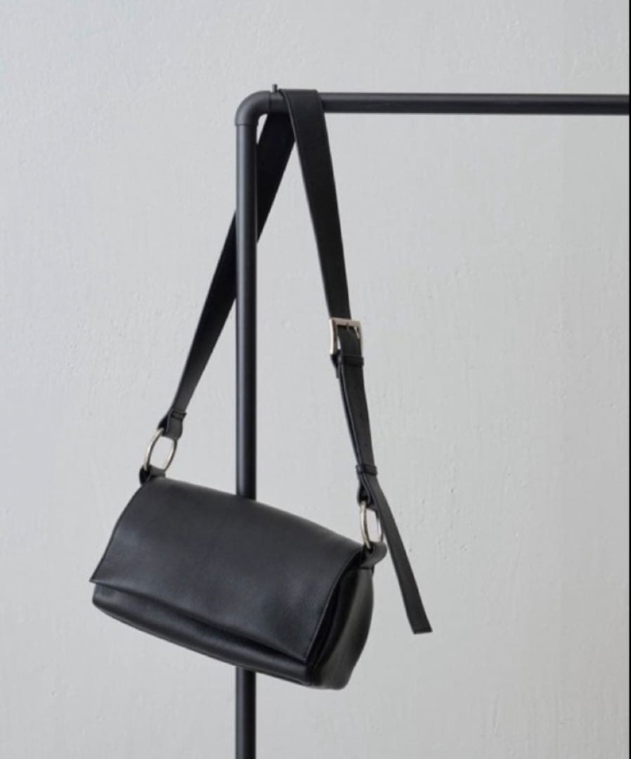 【新品、未使用】ビアズリー レザーボディバッグ　ブラック ショルダーバッグ