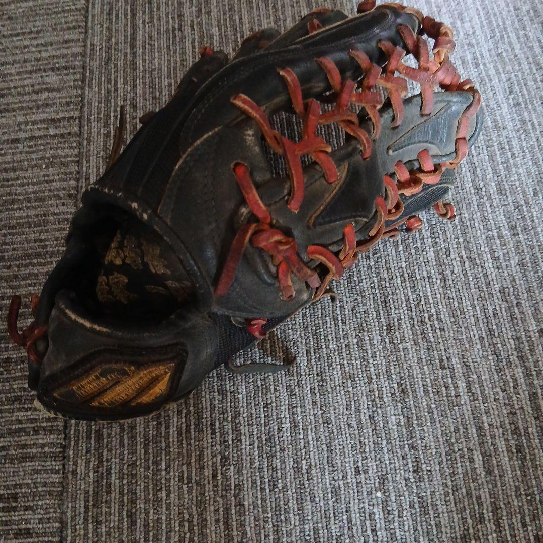 硬式野球グローブ 黒と赤