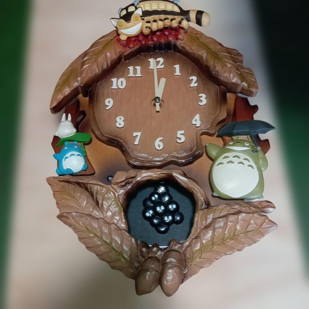 トトロデザインの木製掛け時計 　動くどうかわかりません。