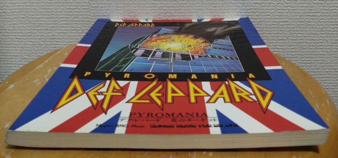 DEF LEPPARD PYROMANIA バンドスコア