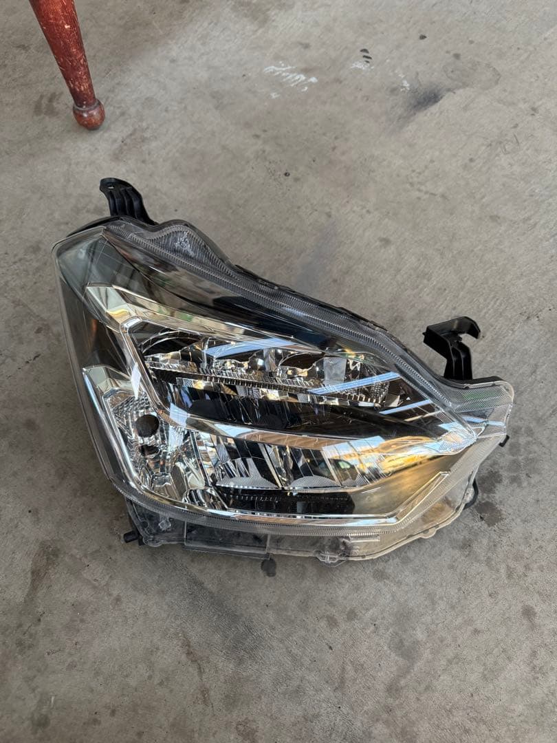 ダイハツ　ミライース　LA350S 右ヘッドライトLED 81130-B2670