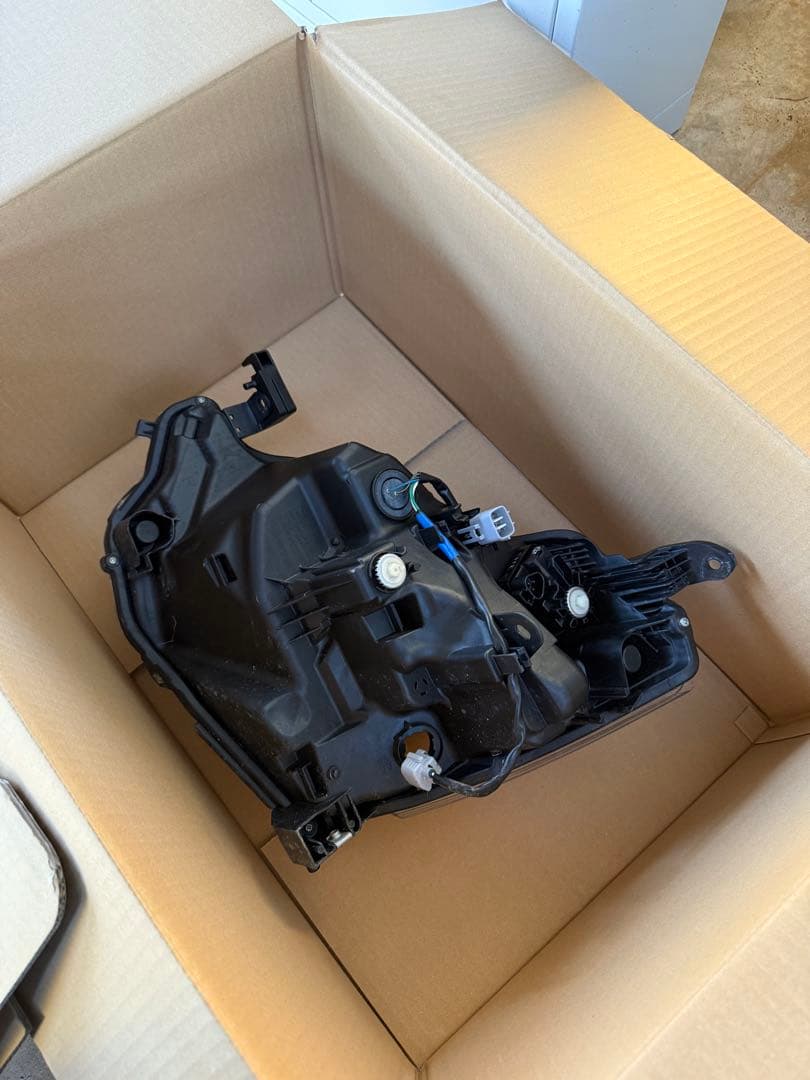 ダイハツ　ミライース　LA350S 右ヘッドライトLED 81130-B2670