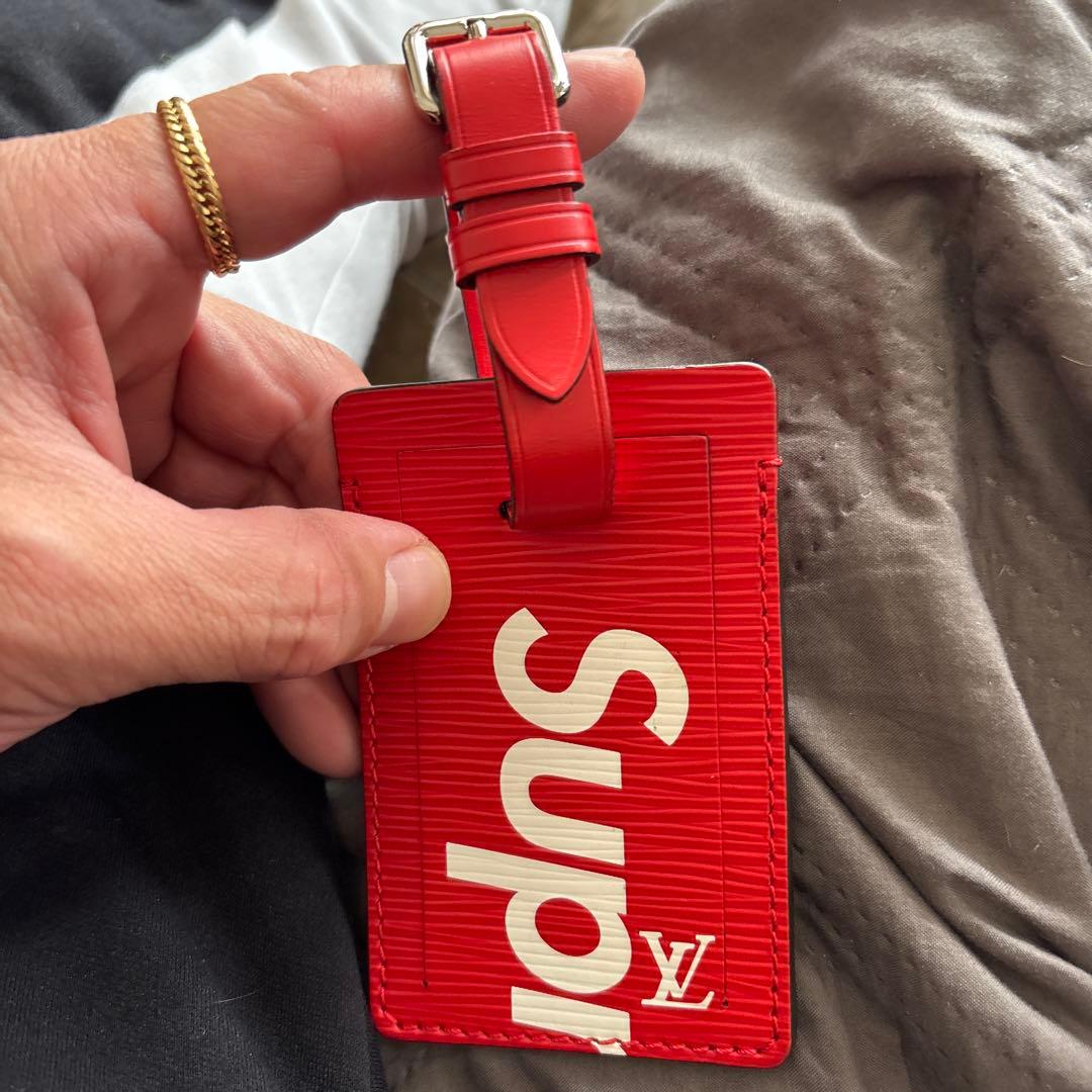 レ*オ様 ルイヴィトン エピ シュプリーム LVロゴ ネームタグ M67726