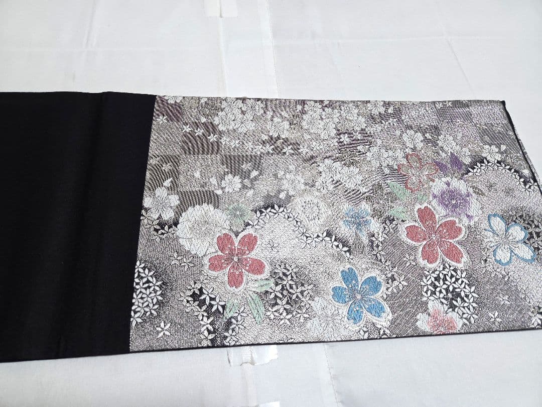 B◆着物くつろぎ 桜の花模様 銀糸 黒 市松 六通 正絹 フォーマルな袋帯