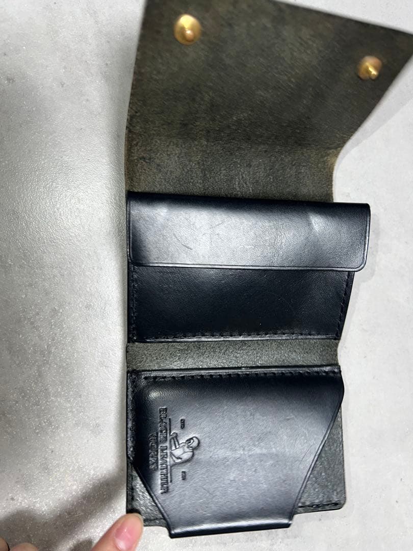 黒いレザー 三つ折り財布　PETERSONブラックレザーワークス