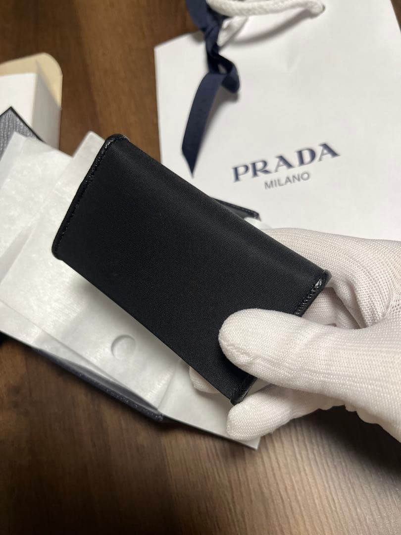 PRADA ブラックレザーキーケース