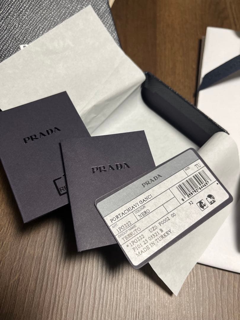 PRADA ブラックレザーキーケース