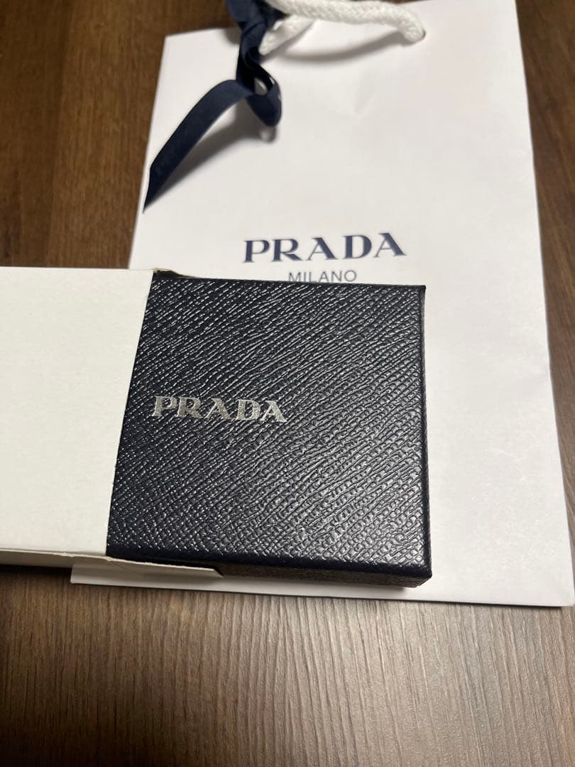 PRADA ブラックレザーキーケース