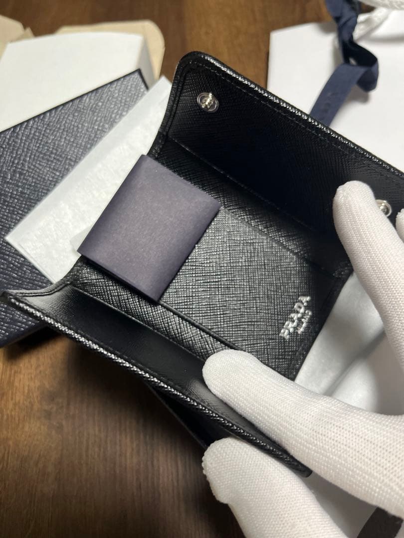 PRADA ブラックレザーキーケース