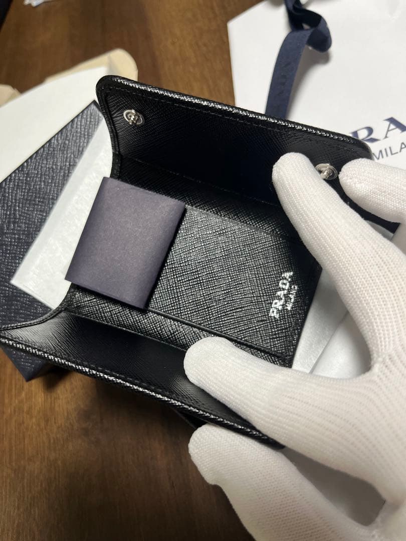 PRADA ブラックレザーキーケース