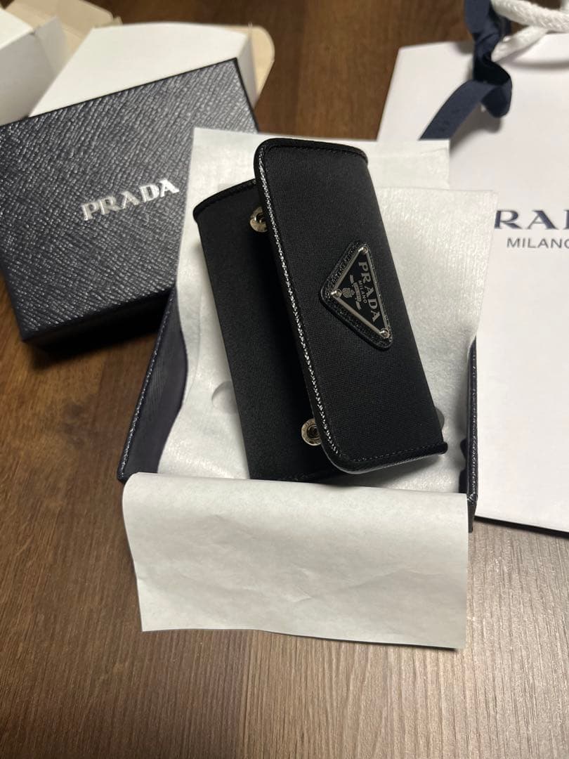 PRADA ブラックレザーキーケース