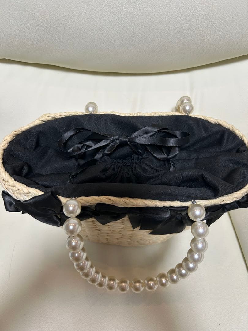 ベージュ かごバッグ 黒いリボン付き