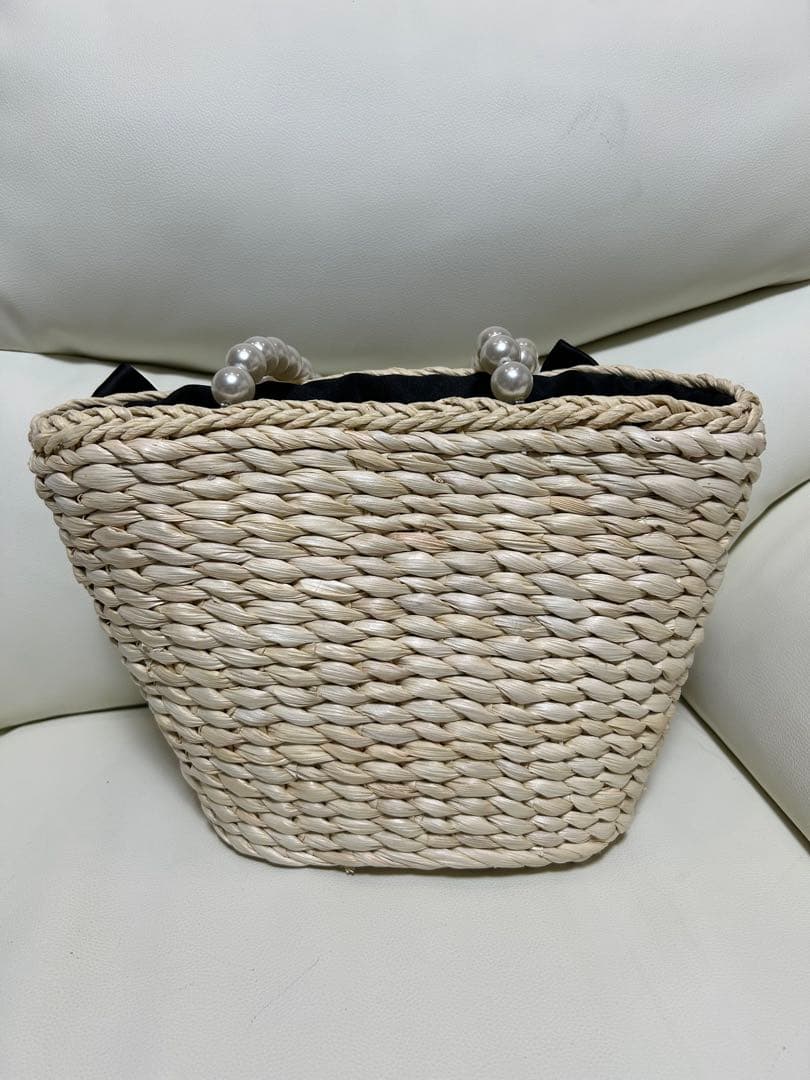 ベージュ かごバッグ 黒いリボン付き