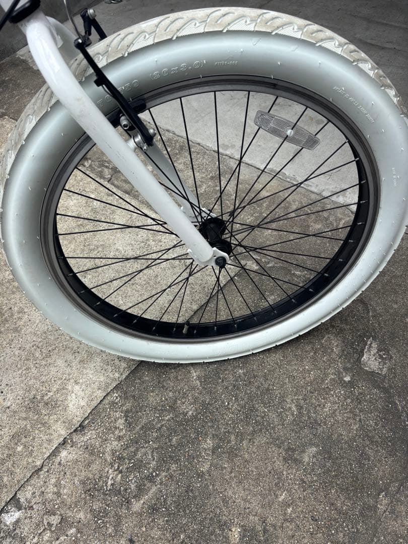 ホワイト クロスバイク 太タイヤ　おしゃれ自転車