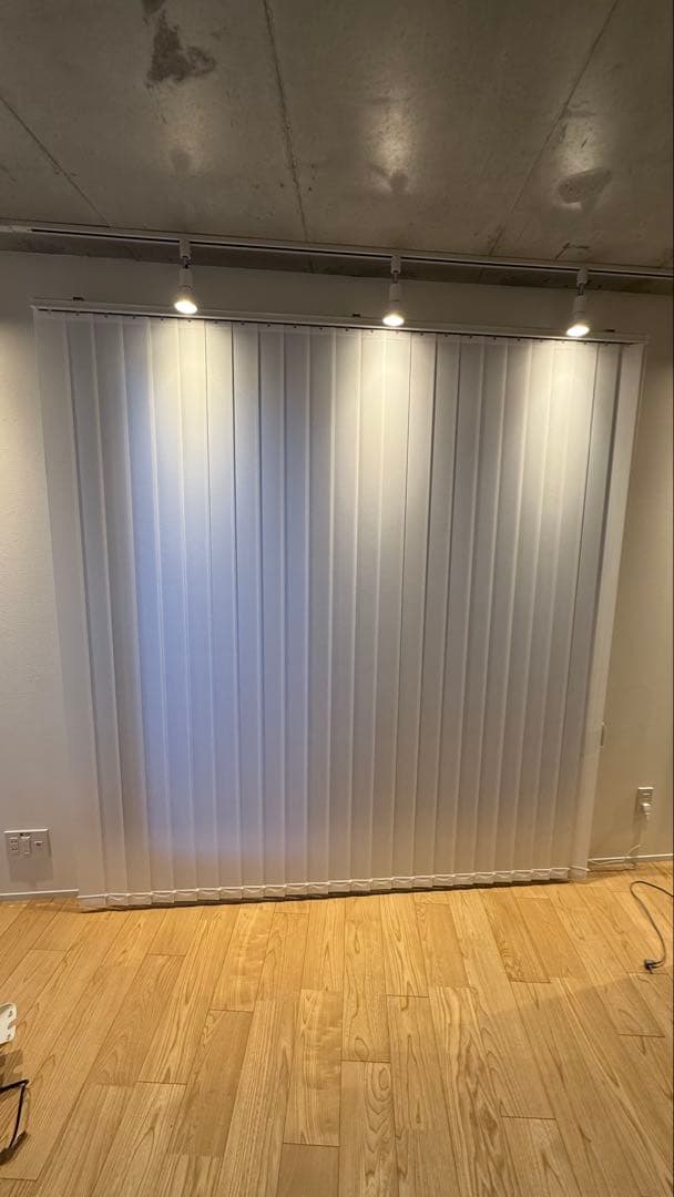 ニトリ　バーチカルブラインド　白